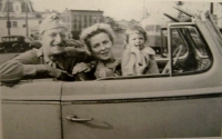 С первой женой Элинор и дочерью Эллен, 1943